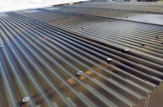 屋上の塔屋屋根　交換前の塩ビ製波板